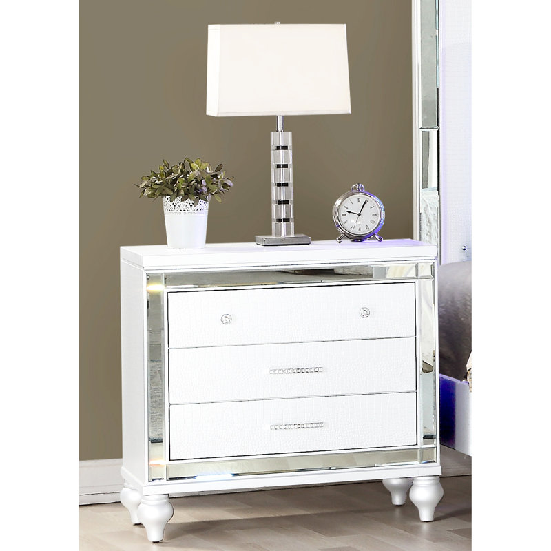 Table de chevet blanche à miroir avec design moderne et trois tiroirs spacieux pour les décorations de chambre à coucher