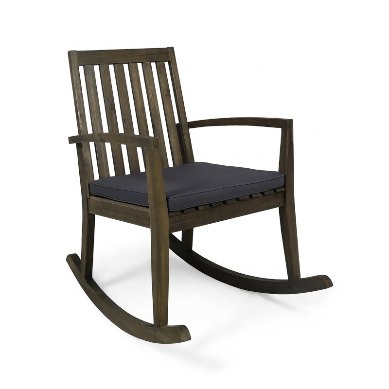 Chaise berçante en bois avec coussin gris foncé pour une détente en plein air