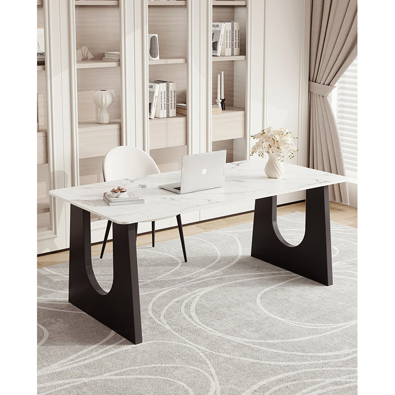 Table de salle à manger élégante et luxueuse avec plateau en pierre frittée et pieds évidés