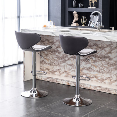 Velours pivotant rembourré en velours de 2 en gris. Base en métal chromé avec repose-pieds à 360 °. Siège réglable Air-Lift. Mousse douce l 17,75 po x P 21,6 po, H 32,4 à 41 po Capacité de poids de 250 lb - 2 gris - pneumatique