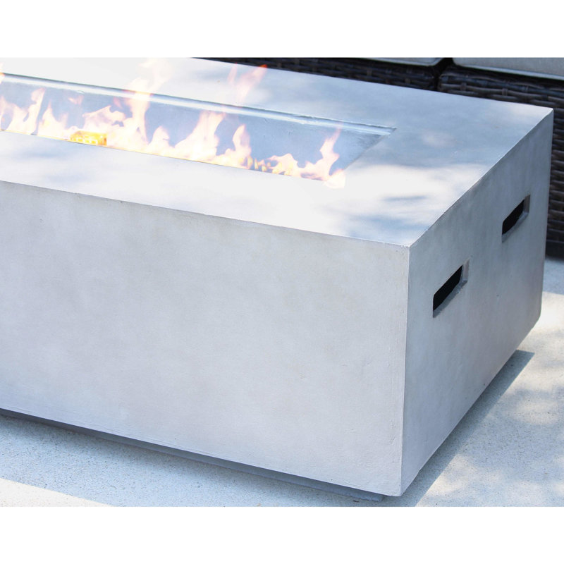 Foyer en béton crème au propane, pour une utilisation extérieure dans une table moderne blanche, teinte crème