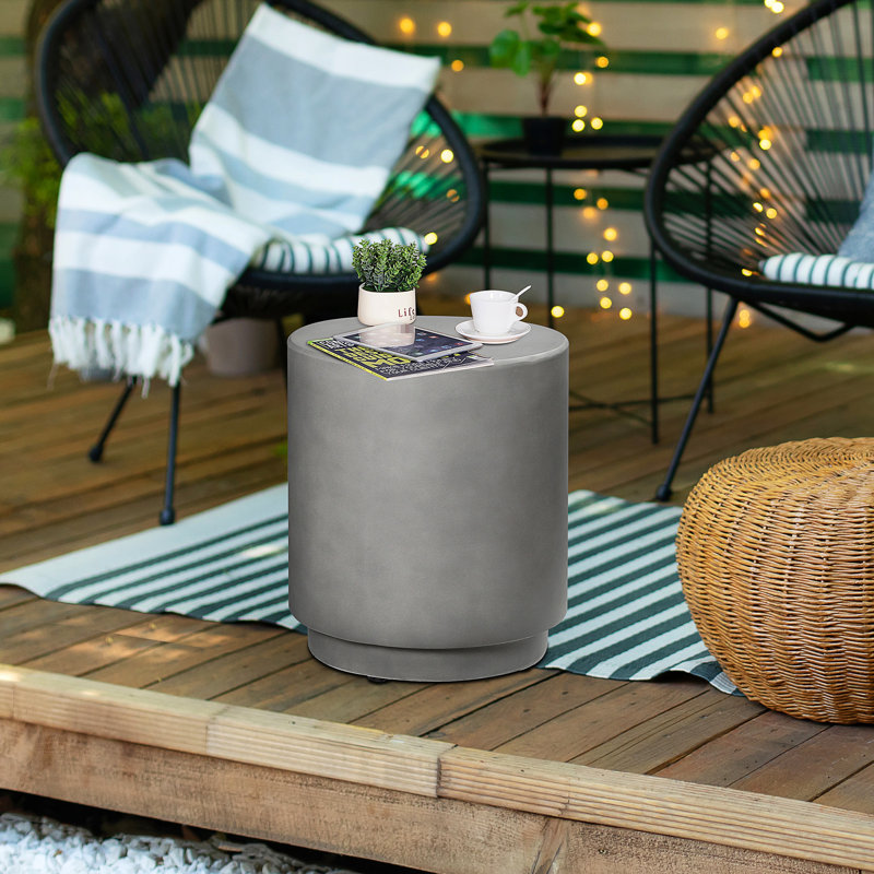 Table d'appoint en béton gris, avec des pieds stables pour une utilisation intérieure et extérieure