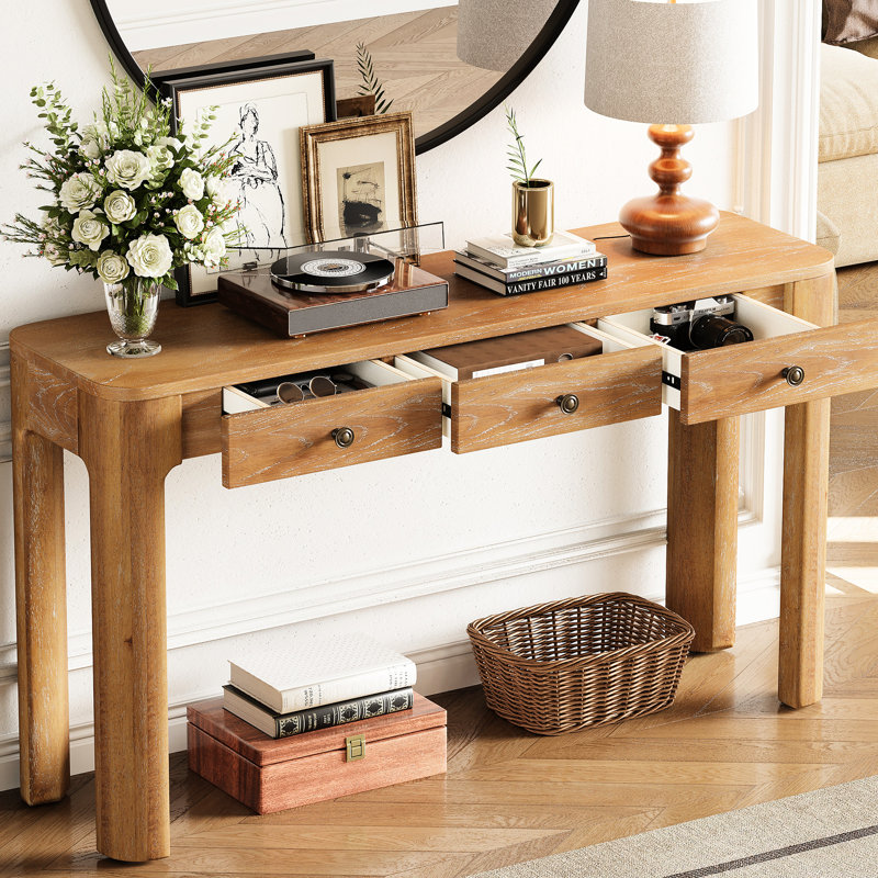Console design aux coins arrondis, 3 tiroirs, pieds épais, aspect bois naturel, idéale pour l'entrée, le salon et le corridor, offrant un espace de rangement.