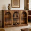 Console rustique arquée avec trois compartiments ouverts, pour le salon, le couloir ou la salle à manger, grain de bois brun foncé