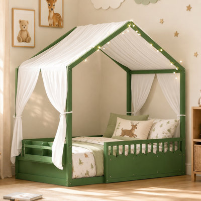 Lit Montessori une place au sol, cadre de lit cabane en bois avec barrières de sécurité, porte, guirlande lumineuse et tablette, vert