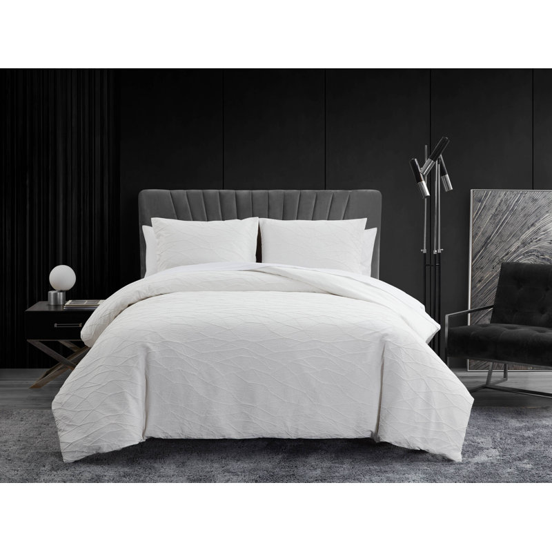 Abstract Crinkle White Standard 3 Piece Comforter Set, Queen Comforter + 2 Standard Shams