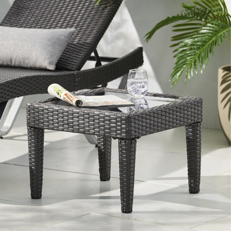 Table d'appoint polyvalente en osier pour tous vos besoins Alfresco