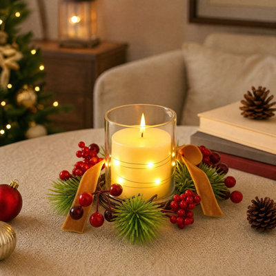 Couronne de Noël miniature avec bougies, nœud, branches de pin artificielles, baies rouges et pommes de pin. Centre de table idéal pour les bougeoirs. Décoration de foyer pour les fêtes.