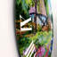 Maison sur la montagne avec des fleurs en fleurs I - Horloge murale traditionnelle-60187395