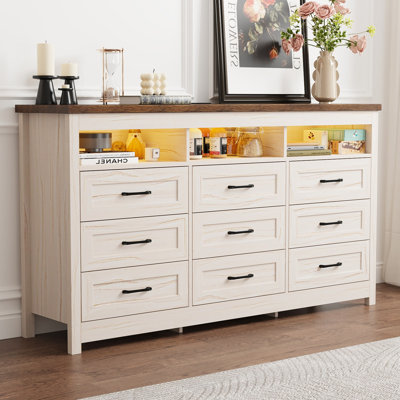 Commode de style campagnard à 63 tiroirs 63 po, commode longue avec lumières DEL et station de charge Karlea