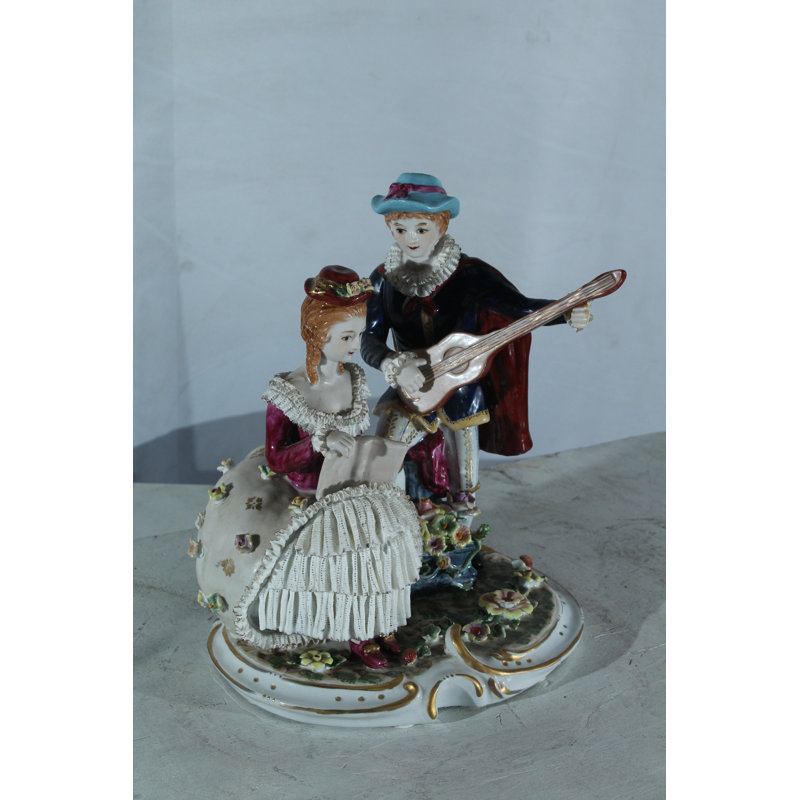 Figurine de couple romantique en porcelaine avec guitare et livre NIFao 11 po x 8 po x H 13 po