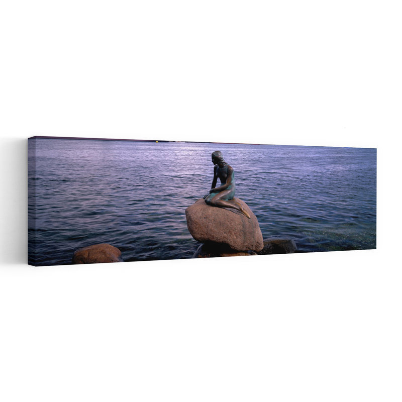 Petite statue de sirène sur le front de mer de Copenhague, Danemark, art paisible paisible et serein, H 60 po x l 20 po
