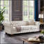 Le canapé Chesterfield en tissu de lin beige allie élégance intemporelle et confort inégalé pour les espaces de vie modernes.-1446740996