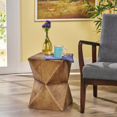 Table d'appoint élégante en béton avec délicatesse abstraite - fabrication légère et finition peinte à la main