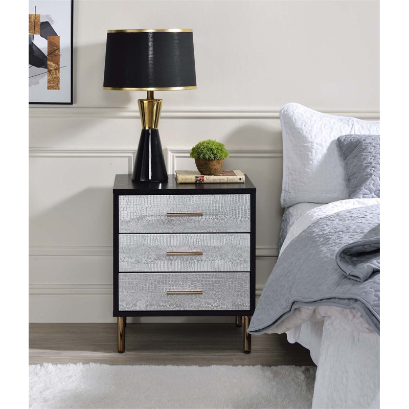Élégante table de chevet à 3 tiroirs en panneau de particules avec un design moderne et des éléments d'inspiration Mid-Century pour l'organisation de la chambre à coucher