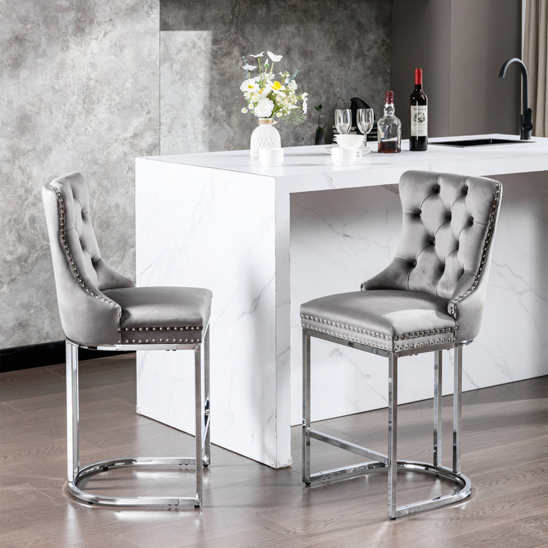 26 tabourets de bar de 26 po de hauteur, en velours gris, dossier et garniture de rivets, base en métal pour îlot de cuisine et maison chromée