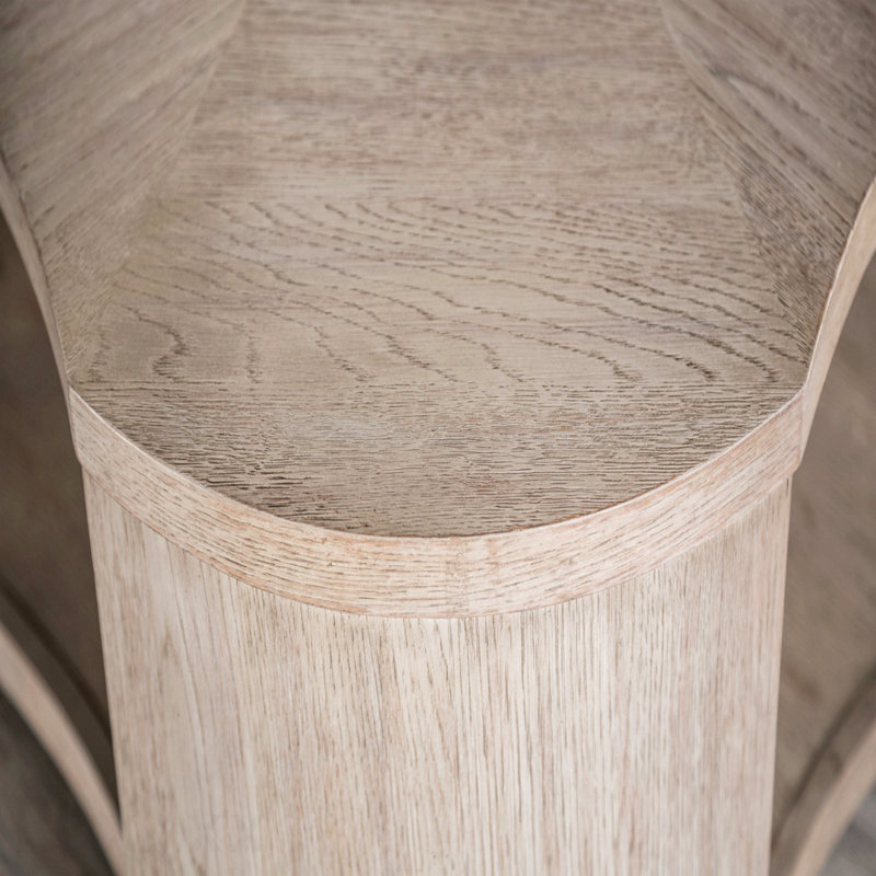 1 table basse de style moderne avec roulettes attachées à rangement ouvert en chêne