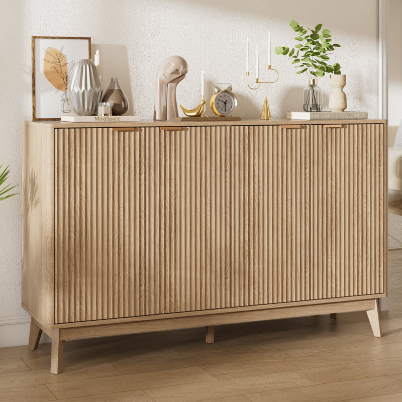 Buffet 55 po Seyla avec pieds en bois massif et 2 tablettes réglables, quatre portes cannelées courbées, Chêne naturel