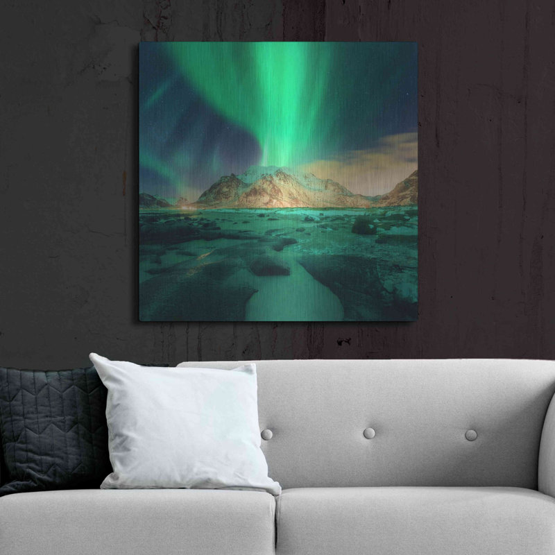 «Aurora Over Snowy Mountains» par Luxe, H 36 po x l 36 po
