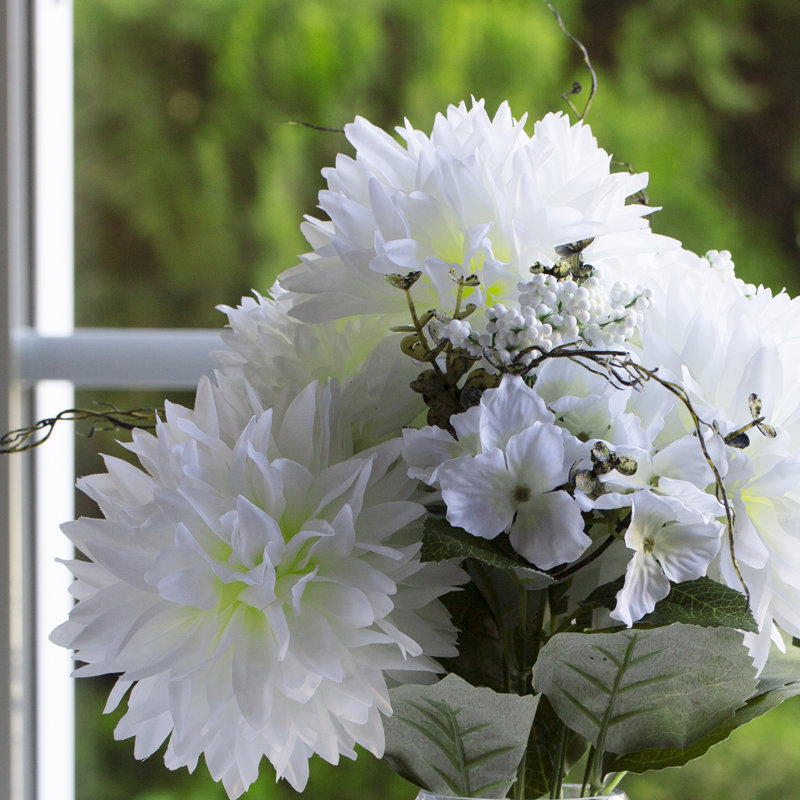 Dahlia dans un vase, Crème