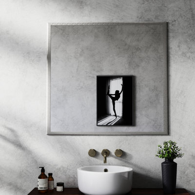 Miroir de salle de bain en aluminium argenté - 32 pouces, réflexion optimale et installation sans effort