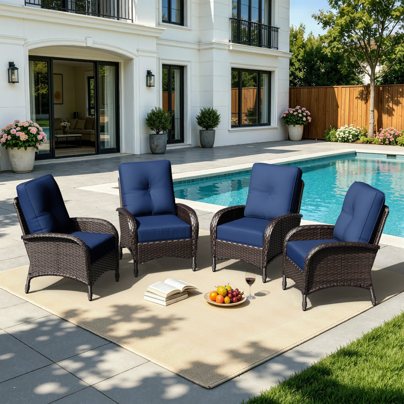 Ensemble de chaises longues d'extérieur en osier 4 pièces Holoman, fauteuils de terrasse à haut dossier avec coussins épais en oléfine et coussins décoratifs rayés pour le jardin près de la piscine