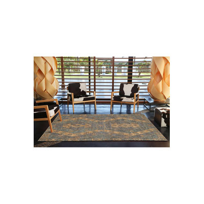 Tapis bleu délavé à motif décoratif traditionnel