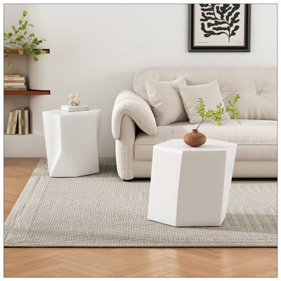 Ensemble de tables basses modernes et fonctionnelles avec un design géométrique, idéal pour les maisons contemporaines et divers espaces, offrant flexibilité et durabilité.