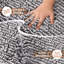 Ensemble 2 pièces de tapis de salle de bain - Tapis de bain en chenille absorbant, antidérapant, doux, lavable à la machine, tapis de sol confortables (24 po x 17 po et 20 po x 30 po, gris gris)
