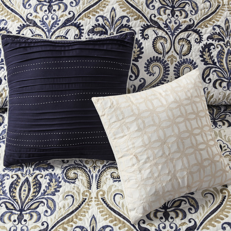 Courtepointe 6 pièces avec coussins décoratifs en bleu marine / brun clair, double / grand. Mise à jour de la courtepointe à motif cachemire 100% microfibre. Revers beige doux. 2 taies décoratives assorties, 3 coussins décoratifs. Nettoyer les taches sur les coussins réversibles, motif