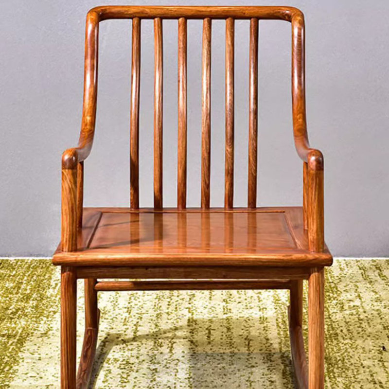 Chaise berçante décontractée en bois de rose