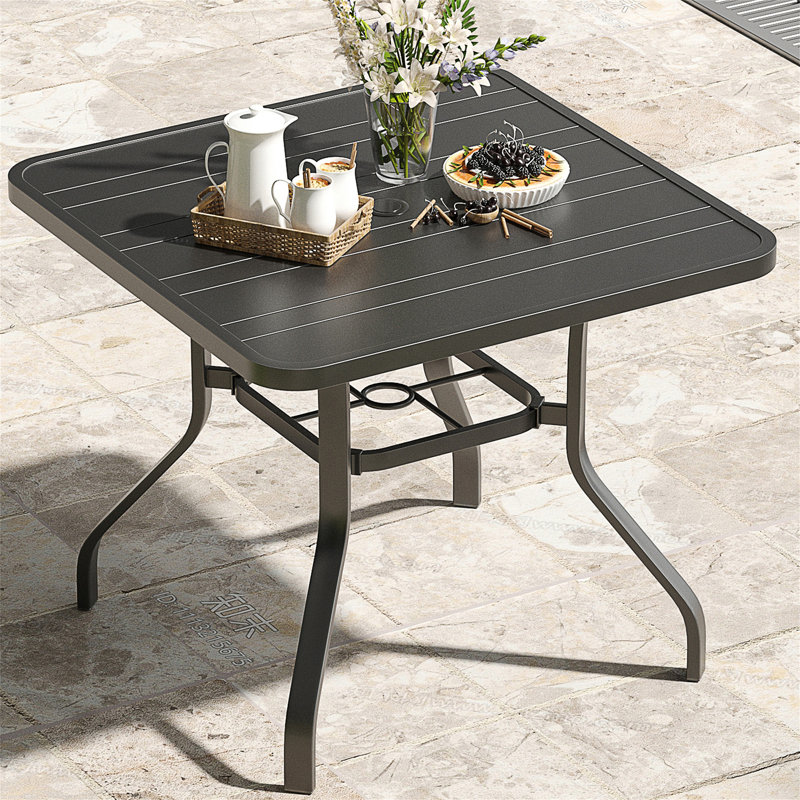 Table carrée pour l'extérieur avec trou pour parasol, structure en métal durable et finition résistante aux intempéries pour une utilisation sur le patio