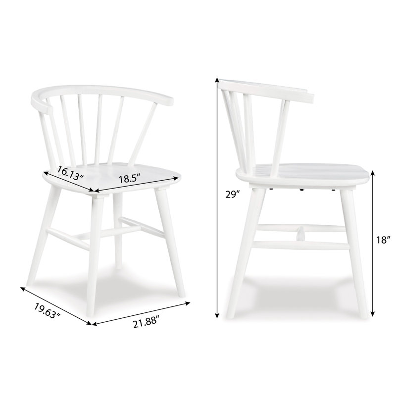 Lot de 2 chaises blanches à dossier à fuseaux en bois - Un élément essentiel et élégant pour une salle à manger moderne.
