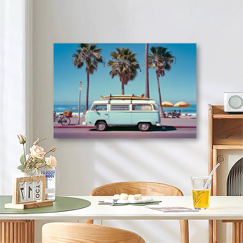 Combi de plage rétro avec planches de surf sous les palmiers, grande toile tendue sur châssis pour salon ou chambre
