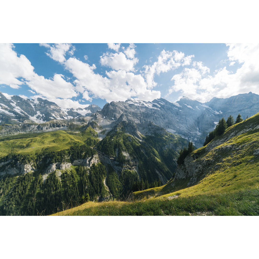 Landschaftliche Aussicht auf Berge und Wald, tiefes Tal