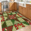 Tapis intérieur rouge lavable à la machine, motif de courtepointe décoratif de Noël-558925319
