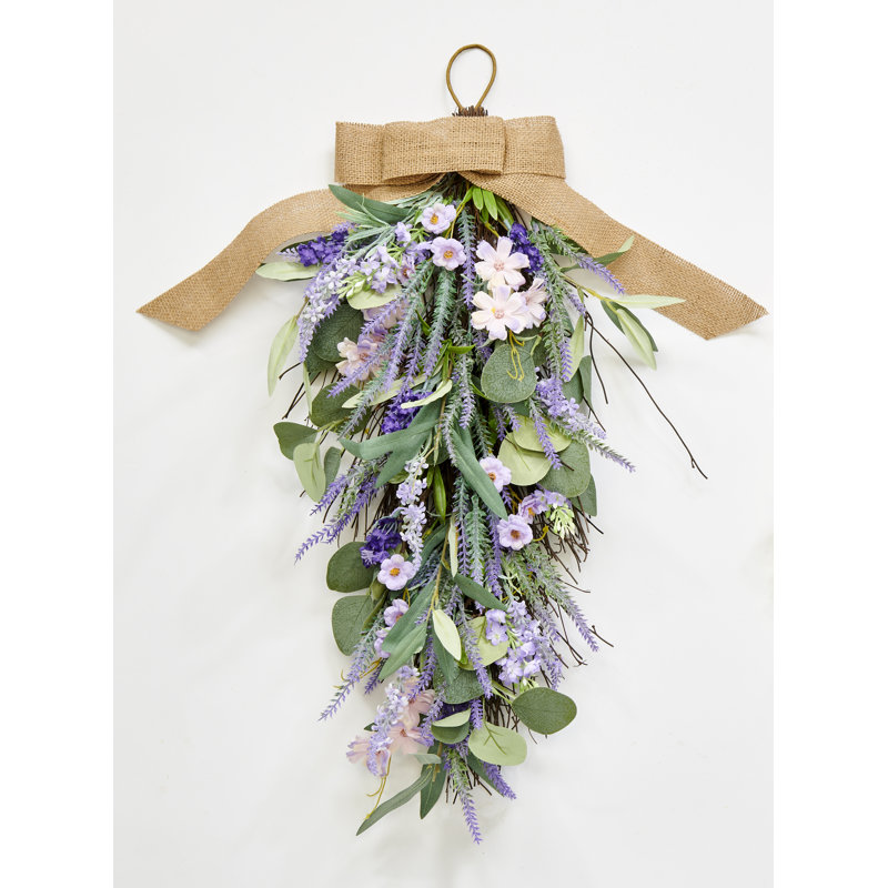 27 po. Fleur de lavande artificielle et feuilles vertes suspendues avec une toile de fond et un nœud en toile de jute