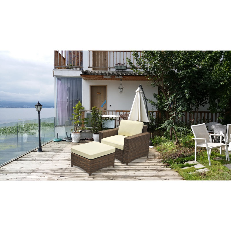 Chaise de patio avec coussins et repose-pieds Brownley