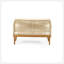 Ensemble de conversation exquis comprenant une causeuse, une table basse et des fauteuils club