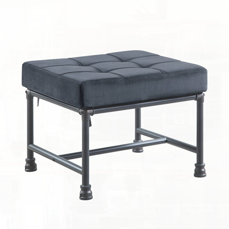 Repose-pieds en velours et finition