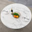 Table de salle à manger ronde en faux marbre, table de cuisine moderne ultrabrillante avec base en acier inoxydable pour des repas élégants