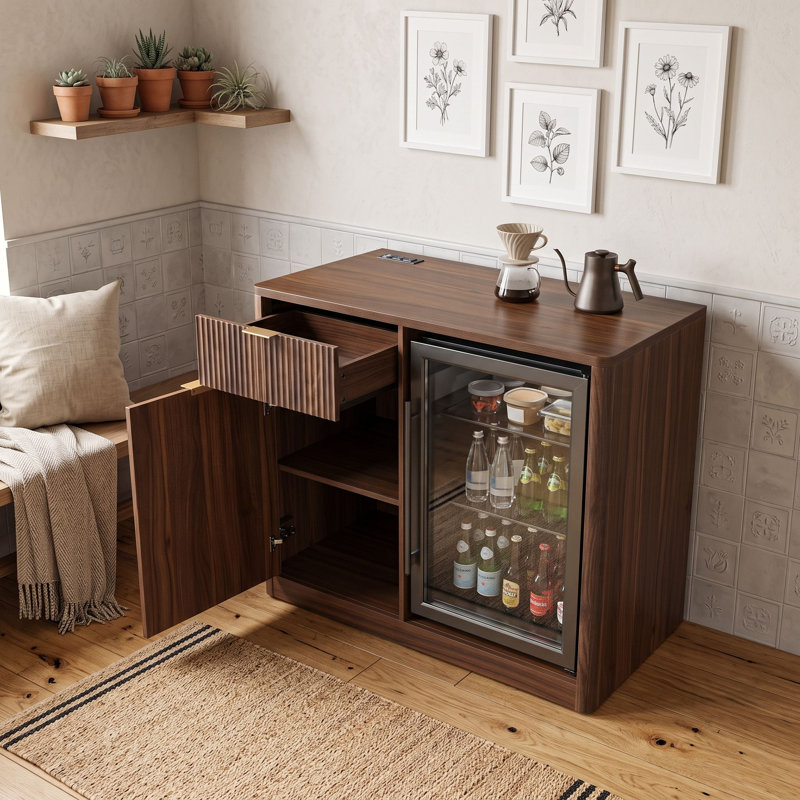 Armoire à café cannelée avec mini espace réfrigérateur, support à verres à vin, tiroirs, station de charge et tablettes réglables