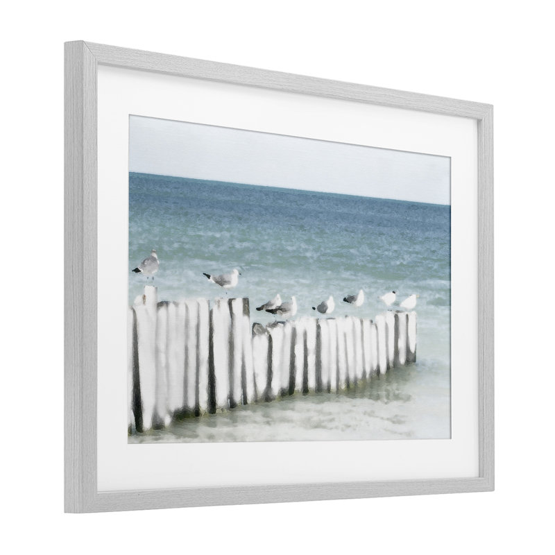 Gulls Waiting Beach Scene, reproduction encadrée sous verre, conception de Noah Bay, H 14 po x l 20 po, Cadre de ferme gris