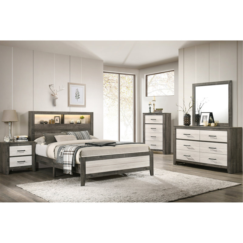 Lit plateforme très bas très grand avec tête de lit à planches et éclairage intégré, style beige gris, deux tablettes de rangement modernes