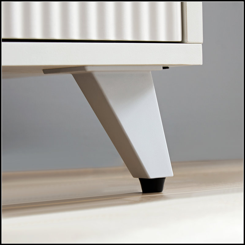 Élégante armoire décorative avec plusieurs portes et tablettes amovibles pour un rangement spacieux et une décoration intérieure élégante