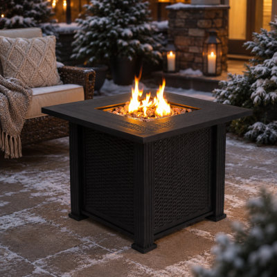 Table carrée pour foyer d'extérieur au propane avec base en osier, pierres de lave et patio extérieur