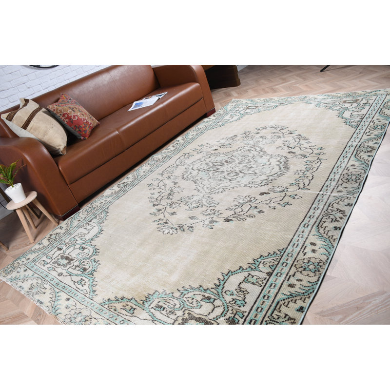 Grand tapis turc oriental beige idéal pour les espaces de salon avec un design antique rétro