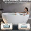 Baignoire de trempage autoportante de 63 po à surface solide de luxe, trop-plein et bonde escamotable, installation facile, esthétique moderne pour le projet de modernisation de l'ambiance de la salle de bain