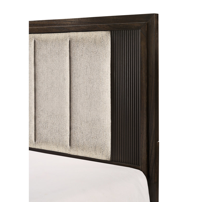 Grand lit, tête de lit tapissier, charme rustique, finition bois riche, esthétique contemporaine, style 1pc dans les tons bruns,