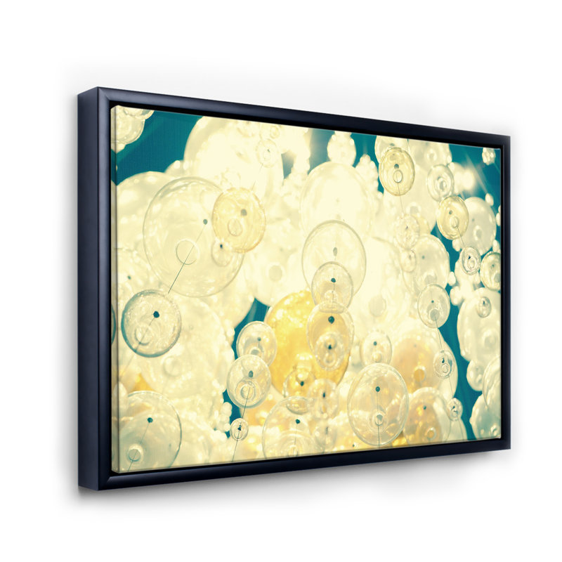 Lustre abstrait en forme de balles II - reproduction sur toile, H 24 po x l 32 po x P 1 po, Toile encadrée noire